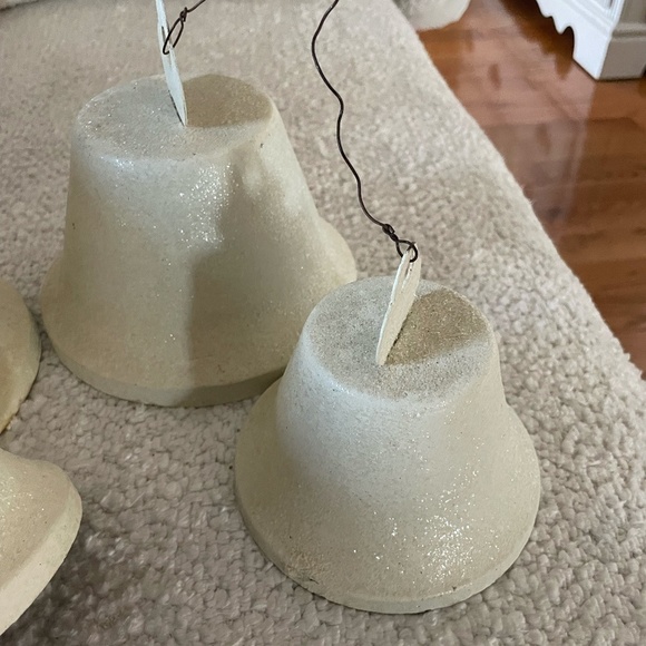 SET OF 4 METAL OFF WHITE GLITTER CHRISTMAS BELLS - Picture 9 of 9